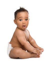 Bébé Afro-américain Adorable En Couche Sur Fond Blanc