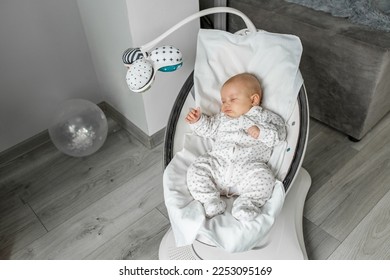 Un bebé adorable duerme en un balancín de bebé en la habitación. Concepto recién nacido.