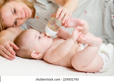 Bebe De 5 Meses Imagenes Fotos De Stock Y Vectores Shutterstock