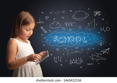 Adorable fille utilisant une tablette avec un concept éducatif : photo de stock