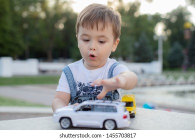 niño jugando con un carro