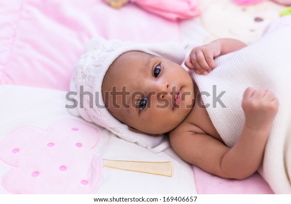 見た目がかわいい小さなアフリカの赤ちゃん女の子 黒人 の写真素材 今すぐ編集