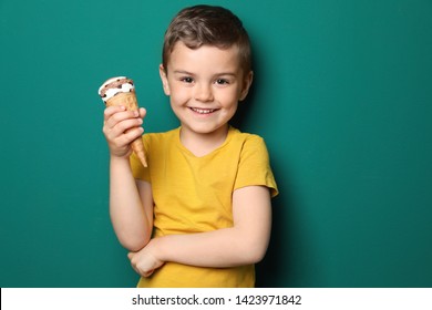 Enfant Qui Mange Une Glace Images Photos Et Images Vectorielles De Stock Shutterstock