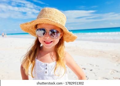 熱帯の夏休みを楽しむビーチの愛らしい少女