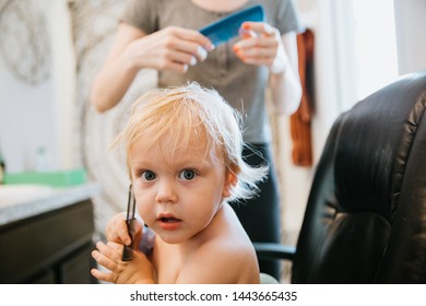 Child Getting Hair Cut Temaju Kepek Stockfotok Es