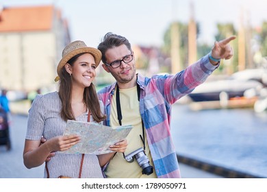 Turistas adultos felices observando Gdansk Polonia en verano