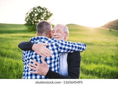 Résultat de recherche d'images pour "un vieux monsieur heureux et son petit fils au champs"