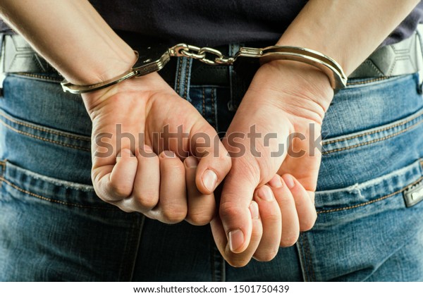 男性が逮捕され手錠をかけられた 男性は逮捕される 前面に手錠をかけた手 犯罪コンセプで手錠をかけた手 の写真素材 今すぐ編集