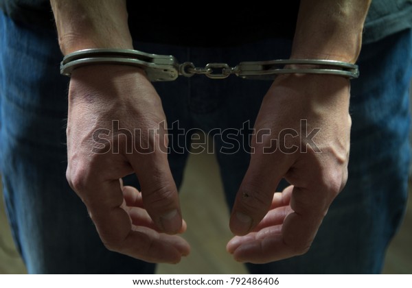 大人の男が逮捕された 前に手錠をかけた手 の写真素材 今すぐ編集
