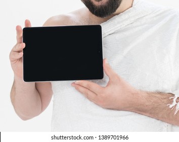 Adulter Mann Hajj, der eine Tablette hält