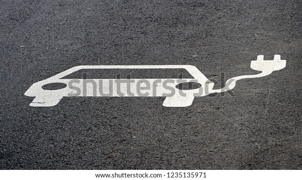  Advice\
symbol for an electric filling station on the asphalt of a street\
in Leipzig                              \
