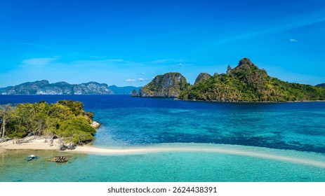 Vista aérea de la exótica barra de arena de la isla tropical que separa el mar en dos con turquesa en El Nido, Palawan, Filipinas.