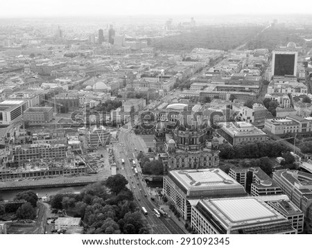 Kölner Dom im Dunst der Stadt