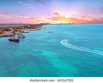 Luftaufnahmen von der Insel Aruba im Karibischen Meer bei Sonnenuntergang