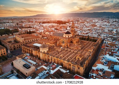 La Mezquita-Catedral de Córdoba vista aérea al atardecer en España.