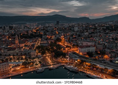 Tournage de drone aérien au palais de Dioclétien à la tombée de la nuit dans la vieille ville de Split, illuminée avant le lever du soleil en Croatie