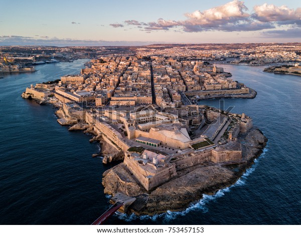 空中ドローンの日の出の写真 古都バレッタ マルタ 地中海のヨーロッパの島国 の写真素材 今すぐ編集