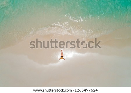 Similar – Foto Bild Luftballonaufnahme von Menschen, die Spaß und Entspannung am Costinesti-Strand in Rumänien am Schwarzen Meer haben.