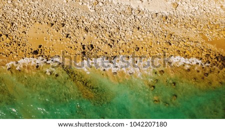 Luftpanorama-Drohne Blick auf die Meereswellen, die am felsigen Strand erdrücken.