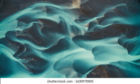 Büyük bir nehir yatağı ve delta Havadan drone görünümü, Vatnajokull buzul buzul, İzlanda yatakları taşıma buzul sistemi