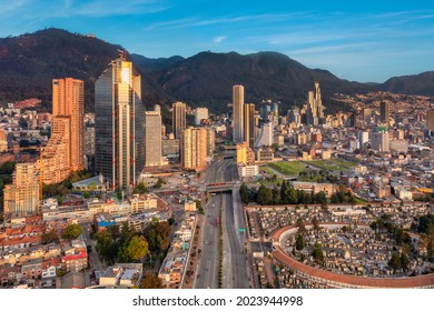 Blick von der Luft auf die Innenstadt und das internationale Zentrum von Bogota bei Sonnenuntergang