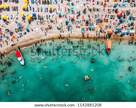 Similar – Luftballonaufnahme von Menschen, die Spaß und Entspannung am Costinesti-Strand in Rumänien am Schwarzen Meer haben.