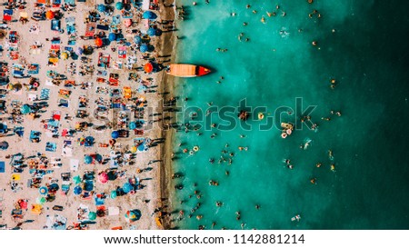 Similar – Foto Bild Luftballonaufnahme von Menschen, die Spaß und Entspannung am Costinesti-Strand in Rumänien am Schwarzen Meer haben.