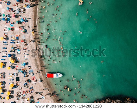 Foto Bild Luftballonaufnahme von Menschen, die Spaß und Entspannung am Costinesti-Strand in Rumänien am Schwarzen Meer haben.