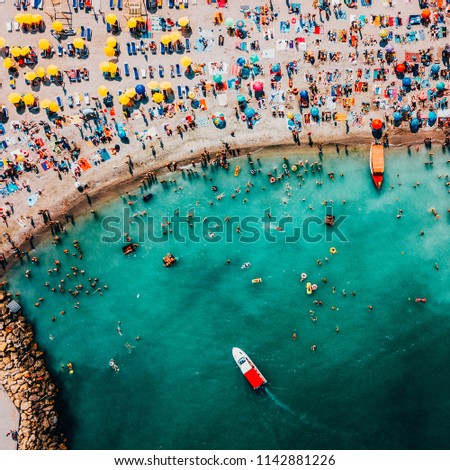 Luftballonaufnahme von Menschen, die Spaß und Entspannung am Costinesti-Strand in Rumänien am Schwarzen Meer haben.