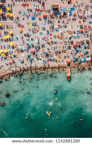 Similar – Luftballonaufnahme von Menschen, die Spaß und Entspannung am Costinesti-Strand in Rumänien am Schwarzen Meer haben.