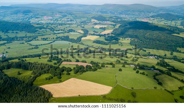 農場の畑や緑の起伏の多い丘を示す 田園のウェールズの空中無人飛行図 の写真素材 今すぐ編集