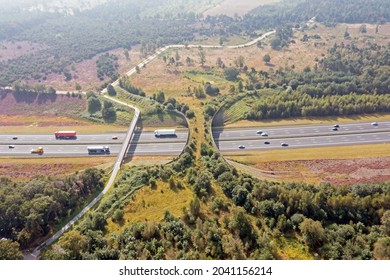 Luftaufnahmen von Ecoduct De Borkeld auf der Autobahn A1 in Rijssen, Niederlande