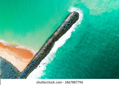 Image aérienne de la jetée rocheuse et de la mer bleue de ​ Eldorado ​ Bénin