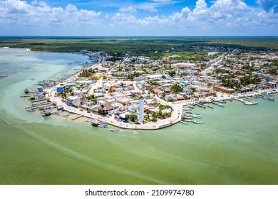 Paisaje aéreo con vistas a la ciudad de Río Lagartos. La ciudad está rodeada por un hermoso río con agua azul. Los barcos pesqueros están amarrados a la orilla. Yucatán, México