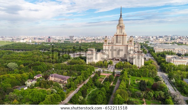 モスクワ国立大学の本館の空撮パノラマ スズメの丘 モスクワ ロシア 空撮ドローンの写真 の写真素材 今すぐ編集