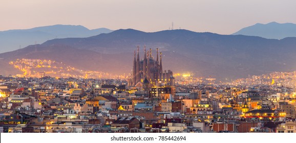 Панорамный вид на горизонт Барселоны и семью Саграда в сумерки времени, Испания