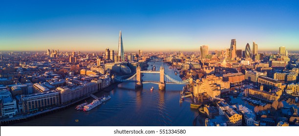 วิวทิวทัศน์แบบพาโนรามาทางอากาศของกรุงลอนดอนและแม่น้ำเทมส์, อังกฤษ, สหราชอาณาจักร