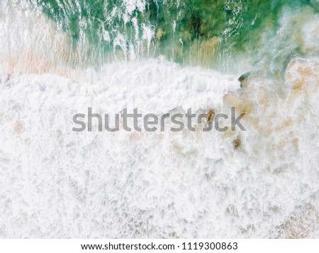 Similar – Luftaufnahme Panoramadrohne Blick auf den blauen Ozean Wellen, die am Sandstrand in Portugal erdrücken.