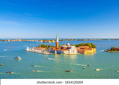 Vista panorámica aérea de la isla de San Giorgio Maggiore con el Campanile San Giorgio en la laguna veneciana, veleros en el canal de Giudecca, isla de Lido, fondo del cielo azul, ciudad de Venecia, región del Véneto, Italia