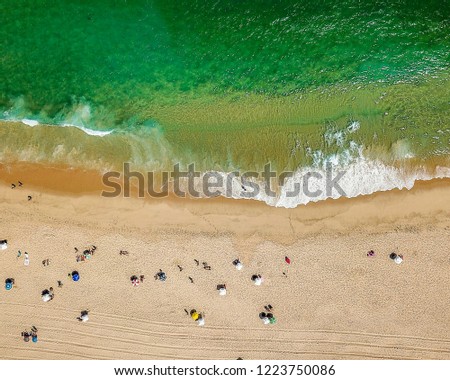 Similar – Foto Bild Luftaufnahme von fliegenden Drohnen von Menschen, die sich am Algarve Beach in Portugal entspannen.