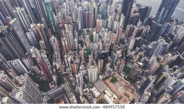 中国の都市にある素晴らしい風景のドローンを使った空撮写真 近代の高層ビルや企業がそろっています オフィスビルと高度なインフラを備えた 開発された香港の町のトップビュー の写真素材 今すぐ編集