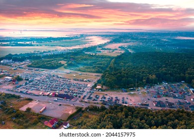 Luftbild-Panorama von Drohnenkoper des Automarktes der Gebrauchtwagen, die größte in Westukraine, Europa. Morgen, nebiger Sonnenaufgang, Verkäufer versammeln sich für Geschäftsleute. Geografisches Panorama 360.