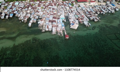 Luftbild schlechtes Wasserdorf in Asien. Der Klimawandel bedroht diese Slums an der Küste. Armut