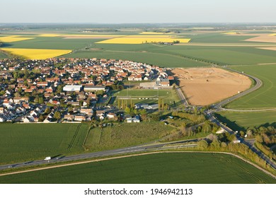 Photographie aérienne des champs d'Ablis et de colza au printemps, située dans le sud des Yvelines, région Île-de-France, France.