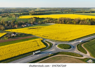 Rond-point de la photographie aérienne et colza au printemps à Prunay-en-Yvelines, dans le sud du département des Yvelines, en Île-de-France, France.