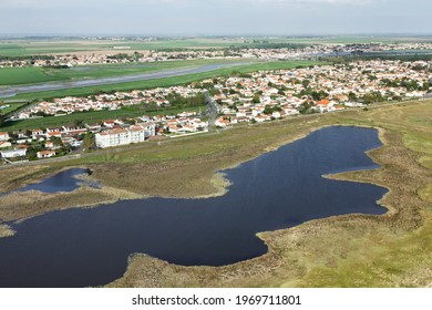 Photographie aérienne de la lagune de La-Faute-sur-Mer dans le département de la Vendée, Pays-de-la-Loire, France, Europe