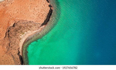 An aerial shot of blue-green waters in Isla del Espiritu Santo, Baja California Sur, Mexico