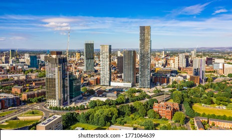 Letecký záběr Manchesteru UK v krásném letním dni během pandemického uzamčení 