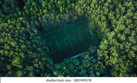 Luftaufnahme des Fußballspielplatzes