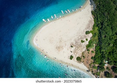 タートル島のマラソニシの海岸までの空中見下ろし、ボートの交通や観光客が青緑色の海、ザキントス、ギリシャを楽しむ